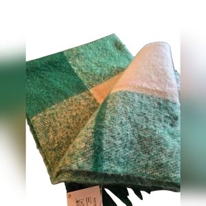 Shiraleah Green Textured Scarf